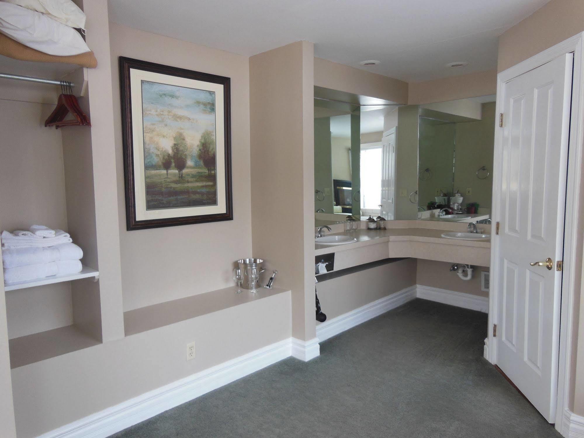 Stone Waters Inn Bellaire Esterno foto